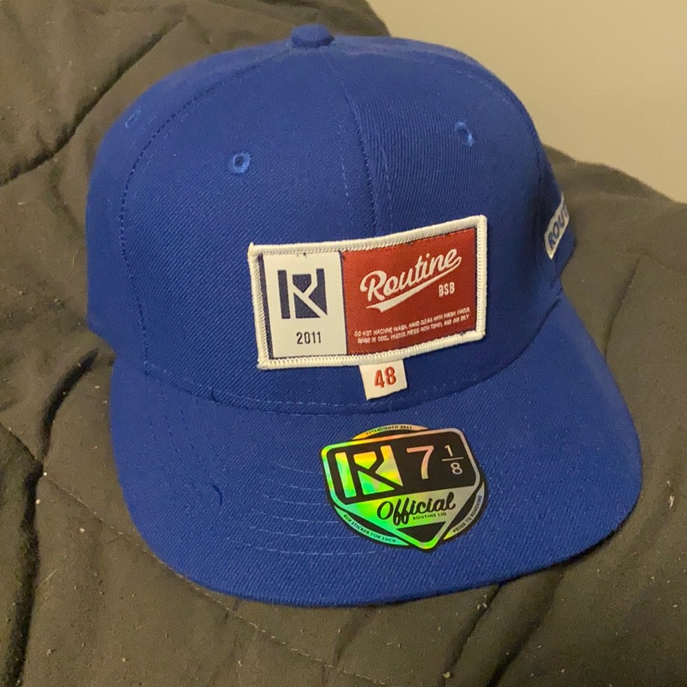 Blue routine baseball fitted hat 7-1/8